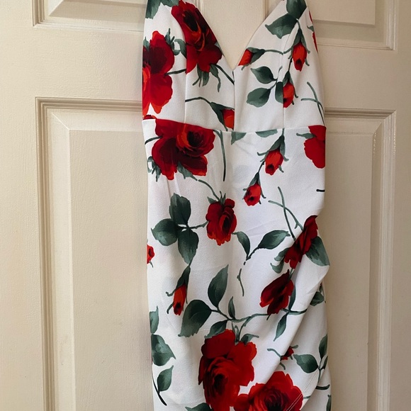 Beautiful Dress 🌹 - Picture 1 of 3